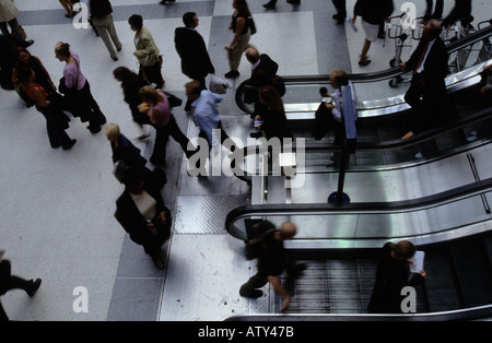 Les navetteurs d'Angleterre sur l'escalier mécanique de la gare de Liverpool Street à Londres, Royaume-Uni Banque D'Images