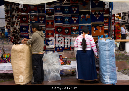 Marché artisanal d'Otavalo dans les hautes terres andines de l'Équateur Banque D'Images