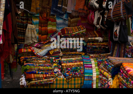 Marché artisanal d'Otavalo dans les hautes terres andines de l'Équateur Banque D'Images