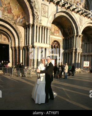 Couple danse mariés à Saint Marks place en face de la Basilique Venise Italie Banque D'Images