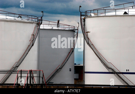 Dépôt de carburant BP chez BP Oil Terminal à Hamble le riz près de Southampton avec les réservoirs de carburant de l'aviation Banque D'Images