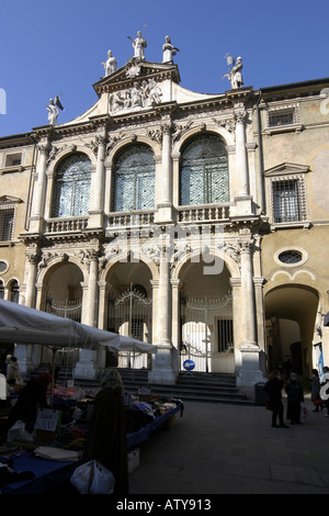 Façade de San Vincenzo incorporée dans le Monte di Pietà dans la place principale Vincenza Italie Banque D'Images