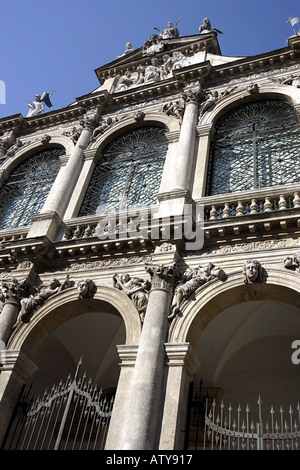 Détail de la façade de San Vincenzo incorporée dans le Monte di Pietà dans la place principale Vincenza Italie Banque D'Images