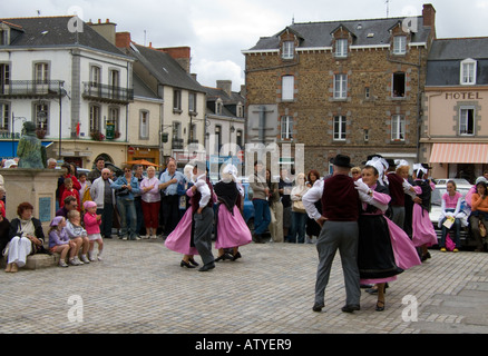 Dol de Bretagne Bretagne France touristes regarder un écran de danses traditionnelles sur la place de la ville Banque D'Images