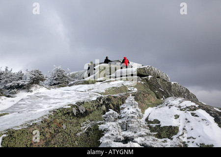 Sentier des Appalaches Randonneurs explorer le sommet du mont Garfield pendant les mois d'hiver, situé dans les Montagnes Blanches, NH Banque D'Images