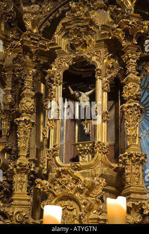 Mexique Valenciana retablos autel doré autour de brûler des bougies crucifix Église de San Cayetano style Churrigueresque construite 1700s Banque D'Images