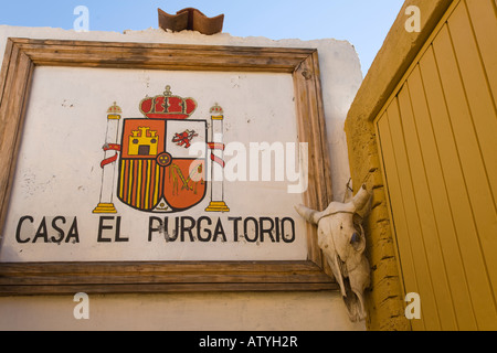 Mexique Valenciana signe pour chambre du purgatoire crâne de vache pendaison Casa el Purgatorio Coat of Arms Banque D'Images