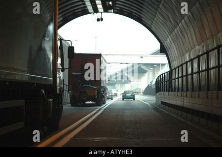 Émergeant de la tunnel de Dartford, sous la Tamise. Banque D'Images