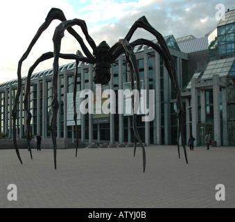 Maman, spider art par Louise Bourgeois à l'entrée de la Galerie nationale du Canada à Ottawa Banque D'Images