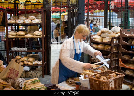 Vendeur de pain à Borough Market à Londres Banque D'Images