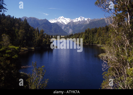 Lake Matheson dans le sud de l'île de la Nouvelle-Zélande à la sud-est vers les Alpes du Sud, y compris le Mont Cook. Banque D'Images