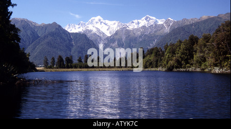 Lake Matheson dans le sud de l'île de la Nouvelle-Zélande à la sud-est vers les Alpes du Sud, y compris le Mont Cook. Banque D'Images