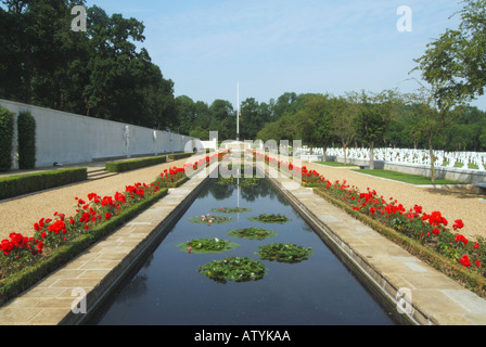 Cimetière Américain de Cambridge & Memorial wall près de Madingley USA Military Cemetery Reflecting Pool & tombes de militaires américains Cambridgeshire UK Banque D'Images