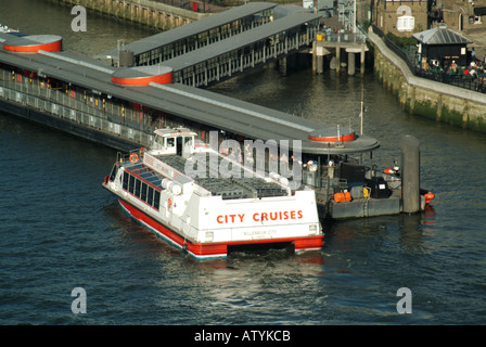 Antenne semi de Tamise extérieure de Londres y compris Tower Pier et excursion Excursion en bateau Banque D'Images