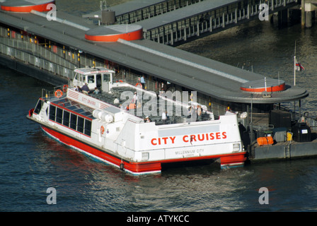 Antenne semi de Tamise extérieure de Londres y compris Tower Pier et excursion Excursion en bateau Banque D'Images