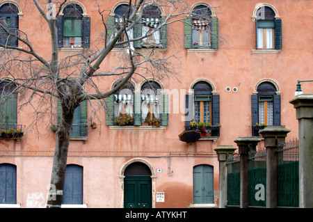 Les bâtiments et les habitants de l'île de Murano Venise Italie Banque D'Images