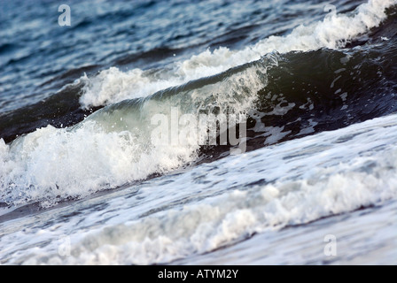 Mer vagues se brisant sur les rives les disjoncteurs côtières rippling ripples chevaux blancs Raging Waters Banque D'Images