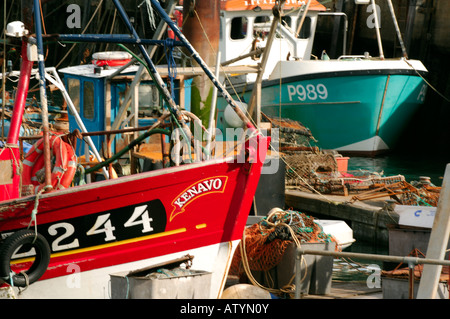 Un port plein de chalutiers de pêche traditionnels bateaux dans des coques peintes et des filets dans les ports havens portsmouth Banque D'Images