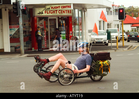 Un homme monté sur un tricycle couché Banque D'Images