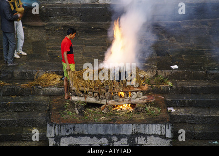 Burning Ghats au bord du Gange, Varanasi, Inde Banque D'Images