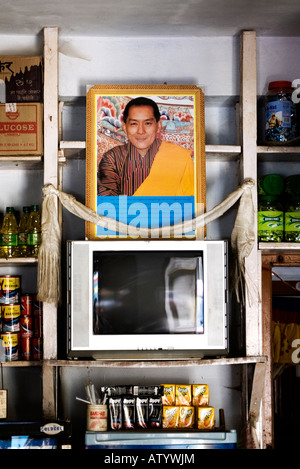 Portrait de Sa Majesté Jigme Singye Wangchuck, Roi du Bhoutan dans un shop à Mongar Banque D'Images