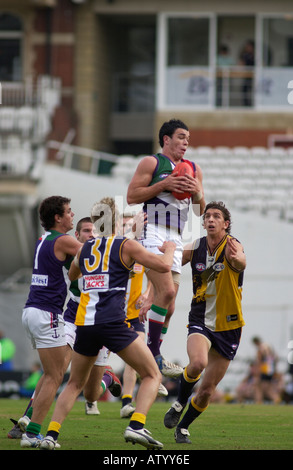 Trophée de l'AFL WEST COAST EAGLES VS FREMANTLE DOCKERS L'Oval Cricket Ground LONDON 8ème Octobre 2005 Banque D'Images