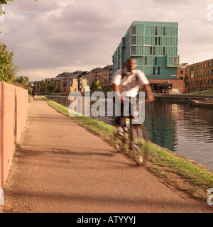 Chemin de halage du canal d'équitation cycliste sur sunny day Banque D'Images