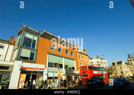 Boutiques et des gens sur Uxbridge Road Ealing Broadway W5 London United Kingdom Banque D'Images