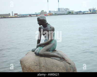 La petite sirène dans le port de Copenhague Danemark Banque D'Images