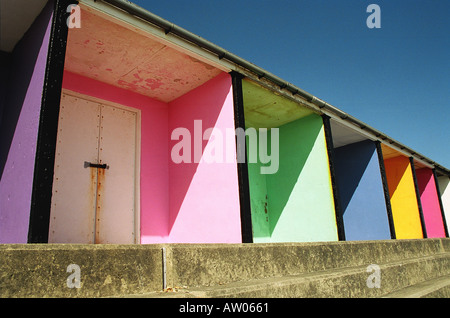 Cabines colorées en Bexhill on Sea, Sussex, Angleterre Banque D'Images