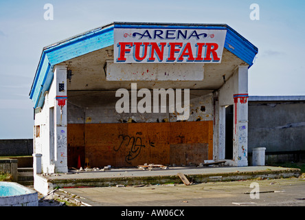 'Arena fête foraine". Salle de jeux à l'abandon. Morecambe, Lancashire, Angleterre, Royaume-Uni, Europe. Banque D'Images