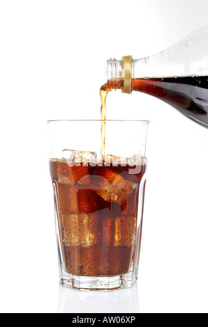 Verser dans un verre de soda avec des cubes de glace réfléchi sur fond blanc Shallow DOF Banque D'Images