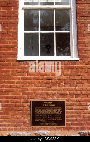 Plaque commémorative et fenêtre à la Columbia school house Columbia State Historic Park Route 49 pays de l'or en Californie Banque D'Images