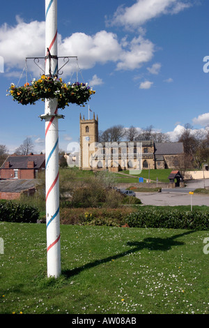 Église paroissiale de Rothwell Leeds prises à partir de la Croix et des stocks de beurre Maypole en premier plan Banque D'Images