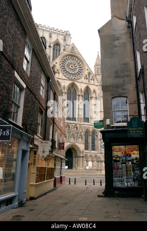 York, York Minster, porte sud et rose de Minster à pied Banque D'Images