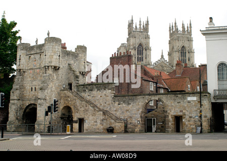 Bar Bootham de St Leonard s Place montrant l'accès aux murs et aux tours de la cathédrale de York Ouest visible sur les toits Banque D'Images