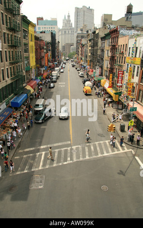 Vue vers le bas, East Broadway à partir de la passerelle du Pont de Manhattan, New York. Banque D'Images