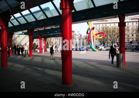 Art colorés à l'extérieur de la Piazzale Cadorna Ferrovie Nord Milano Italie Banque D'Images