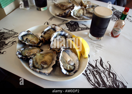 Une assiette d'huîtres et un verre de Guinness à l'Orford Orford dans Oysterage Butley UK Suffolk Banque D'Images