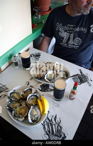 Une assiette d'huîtres et un verre de Guinness à l'Orford Orford dans Oysterage Butley UK Suffolk Banque D'Images