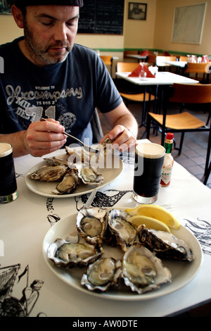 Une assiette d'huîtres et un verre de Guinness à l'Orford Orford dans Oysterage Butley UK Suffolk Banque D'Images