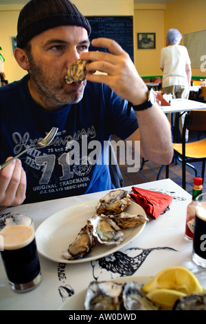 Une assiette d'huîtres et un verre de Guinness à l'Orford Orford dans Oysterage Butley UK Suffolk Banque D'Images