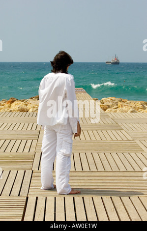 Vue rare d'un homme sur le quai regarder navire quittant Banque D'Images