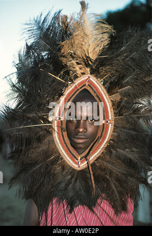Guerrier moran Maasai portant une coiffe de plumes d'autruche sud du Kenya Afrique de l'Est Banque D'Images