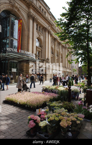 Photographie par Howard Barlow MANCHESTER St Annes Square des jardiniers marché en dehors de la Royal Exchange Theatre Banque D'Images