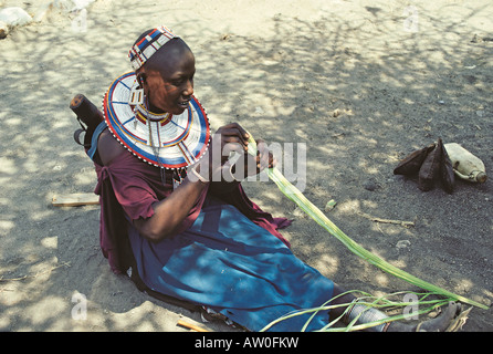 Masaï commence à faire de corde de sisal sauvage près de la gorge d'Olduvai en Tanzanie Afrique de l'Est Banque D'Images