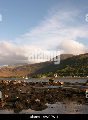 Vue sur le château de Lochranza sur la Baie - Ile d'Arran en Écosse Banque D'Images