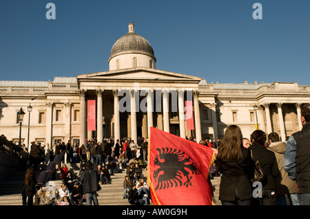 National Gallery et Trafalgar Square avec drapeau albanais sur la journée Le Kosovo a déclaré lui-même un état indépendant Banque D'Images