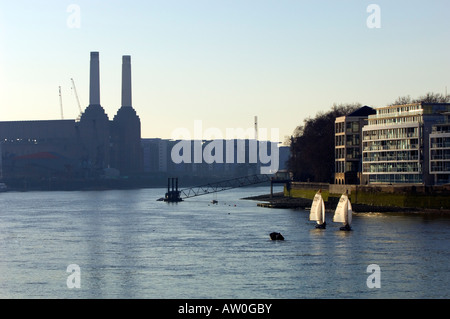 Bateau à voile sur la Tamise par Battersea Power Station London United Kingdom Banque D'Images