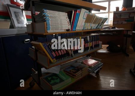 Sélection de l'école primaire de manuels scolaires en mathématiques et en anglais sur une bibliothèque dans une salle de classe l'Irlande du Nord Belfast, Royaume-Uni Banque D'Images